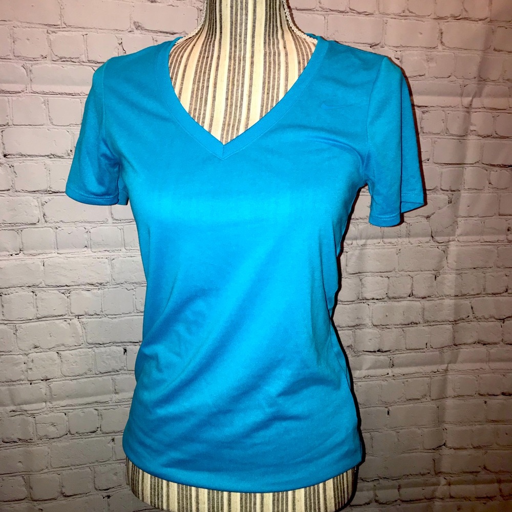 Women’s V-neck Nike athletic tee. Sz S.